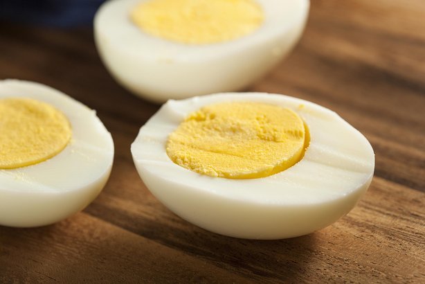 Un supermercado puso a la venta huevos duros a precio exorbitante y generó un escándalo