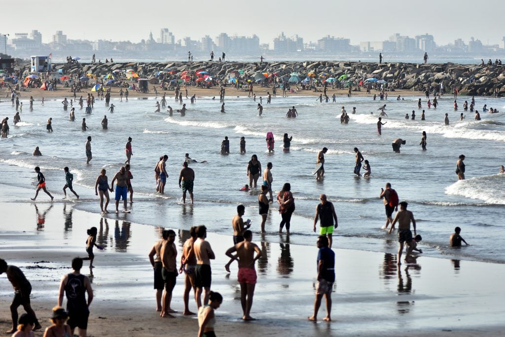 Las playas de la Costa Argentina fueron un refugio en medio de la ola de calor