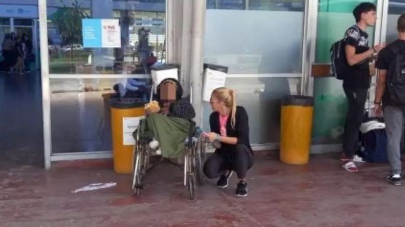 Su novio la abandonó con su silla de ruedas en la terminal
