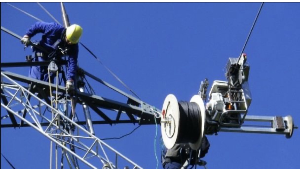 Por trabajar con fibra óptica, cayó de un poste y terminó herido