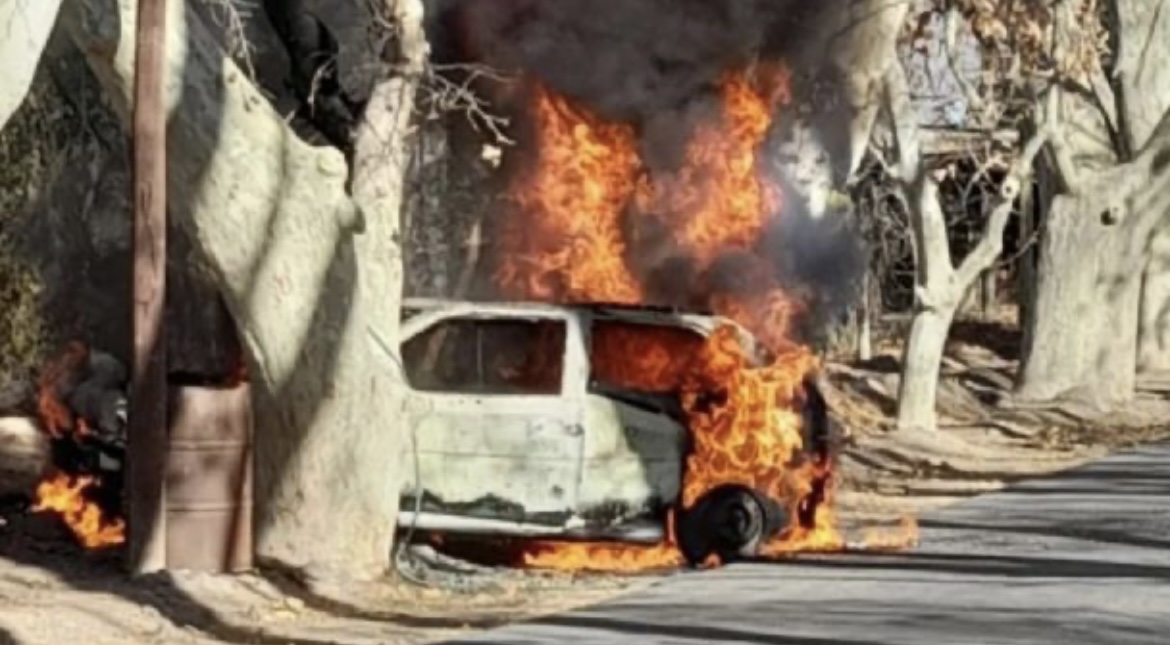 Se les incendió el auto mientras circulaban y tuvieron que escapar como pudieron