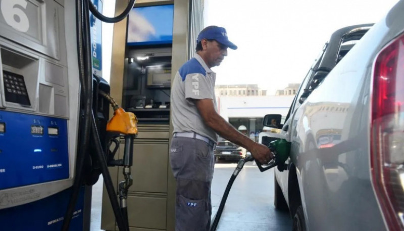 Otra vez sopa: Amenazan con no vender combustibles para las fiestas