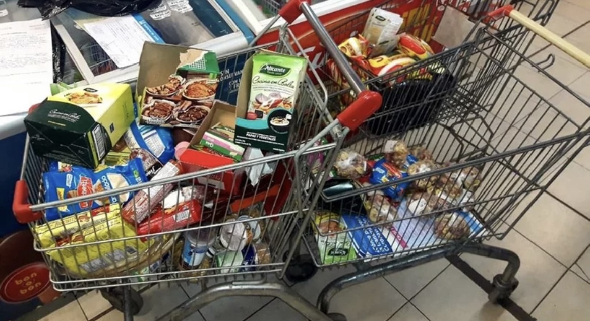 Los detuvieron por robar dos carros de mercadería en un supermercado