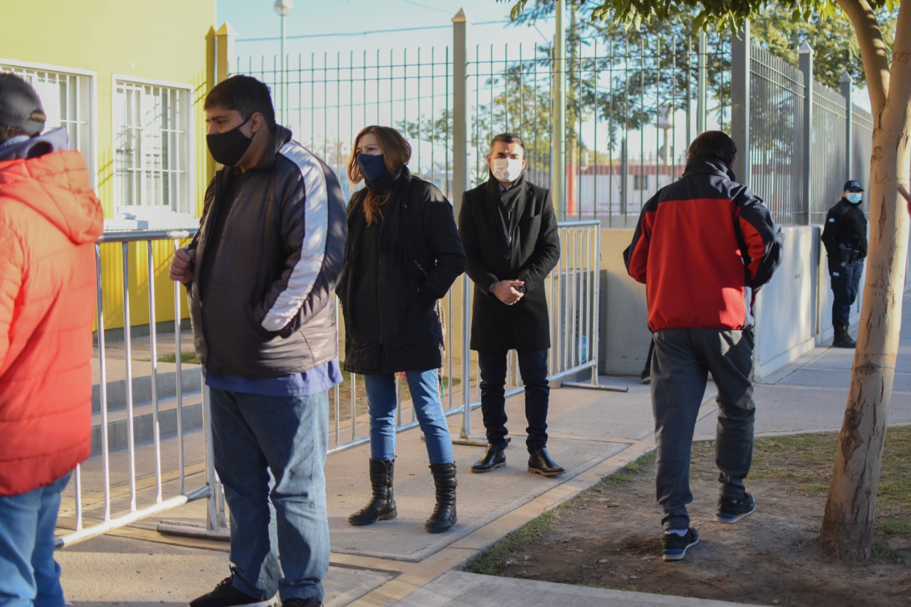 Estabas en la fila y cuando miraste para atrás tuyo, estaba Gramajo... esperaba para vacunarse!