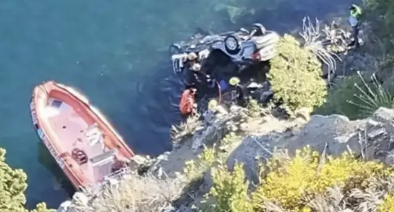 Volar a la muerte: un auto cayó al lago Lácar desde más de 100 metros de altura
