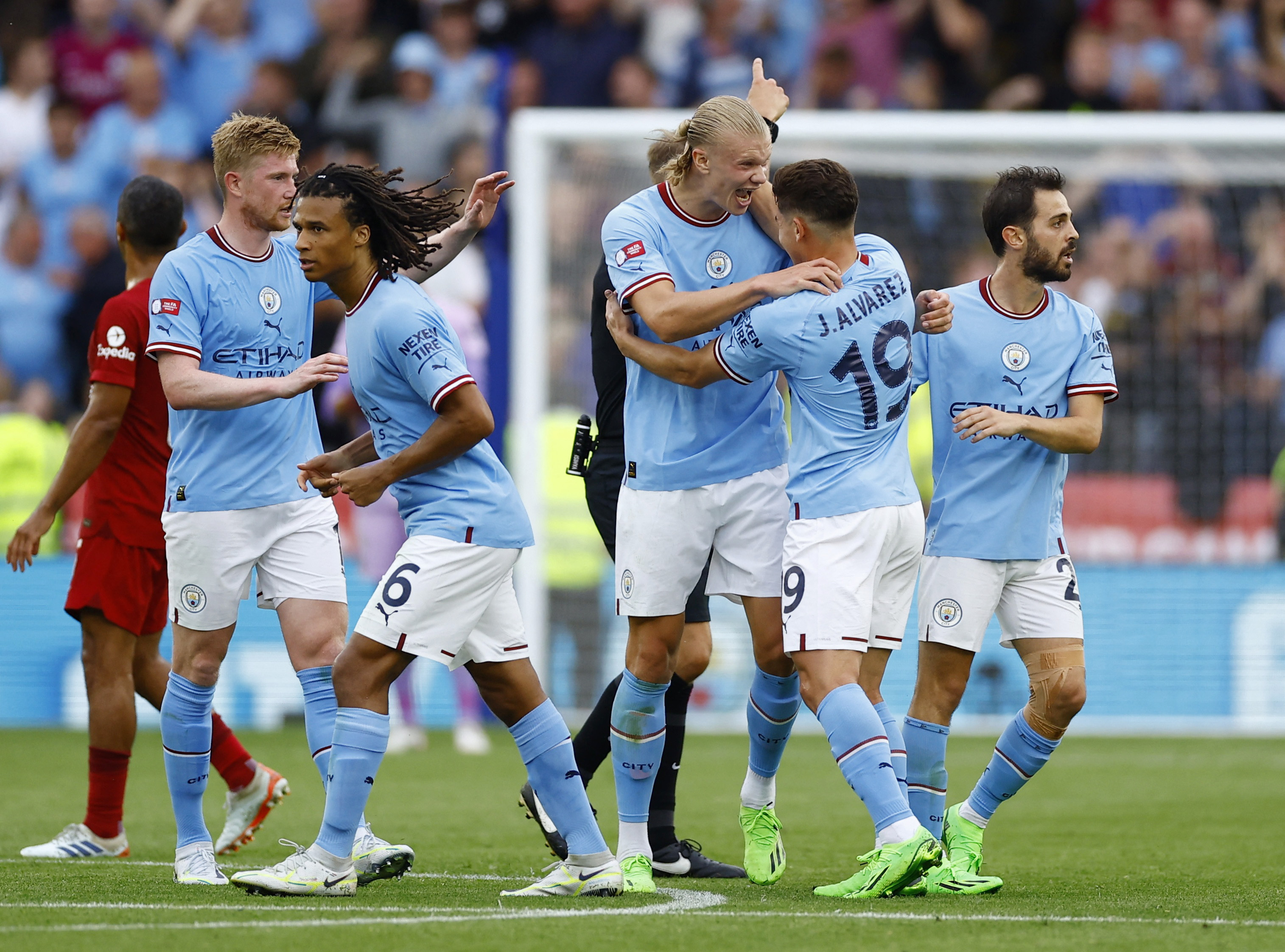 Julián Álvarez metió su primer gol en el Manchester City aunque no alcanzó