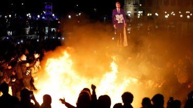 Francia: 26 detenidos en jornada de huelga y bloqueo de trenes por reforma jubilatoria