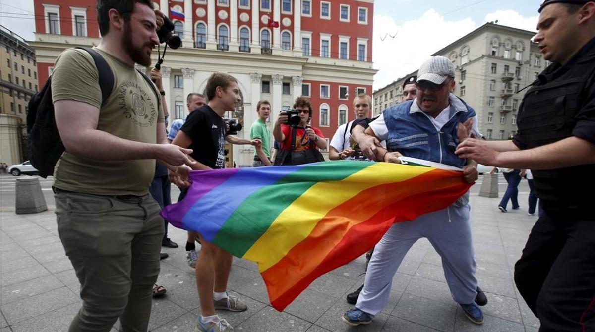 Rusia ajusta aún más su política anti-gay y prohibirá películas, libros y series LGBTQ