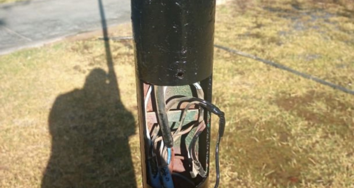 Robo en las plazas de Rivadavia: se llevan las farolas y dejan los cables sueltos 