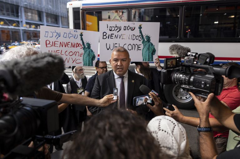 Nueva York recibe una ola récord de inmigrantes y desata polémica
