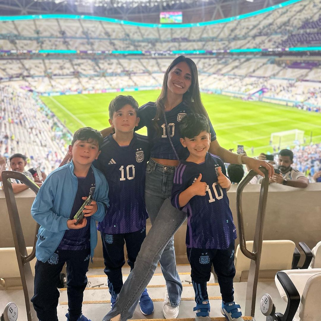 En la cancha y en la playa: los looks de Antonela Roccuzzo en Qatar