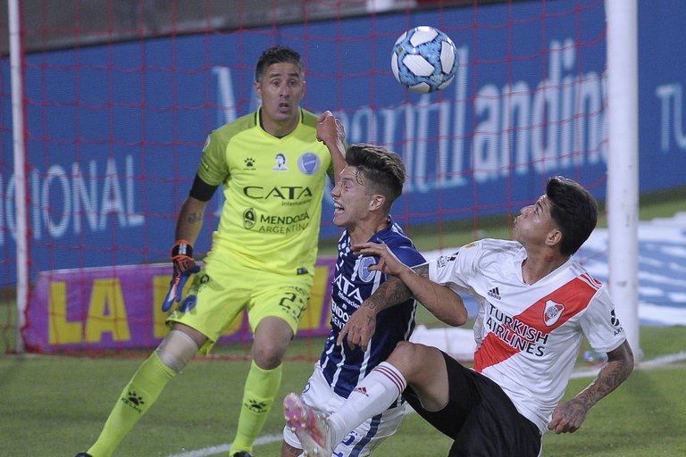 River venció a Godoy Cruz, quedó líder de su zona y clasificó