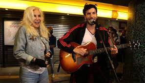 Desopilante: Susana Giménez y Sebastián Yatra cantaron en un subte