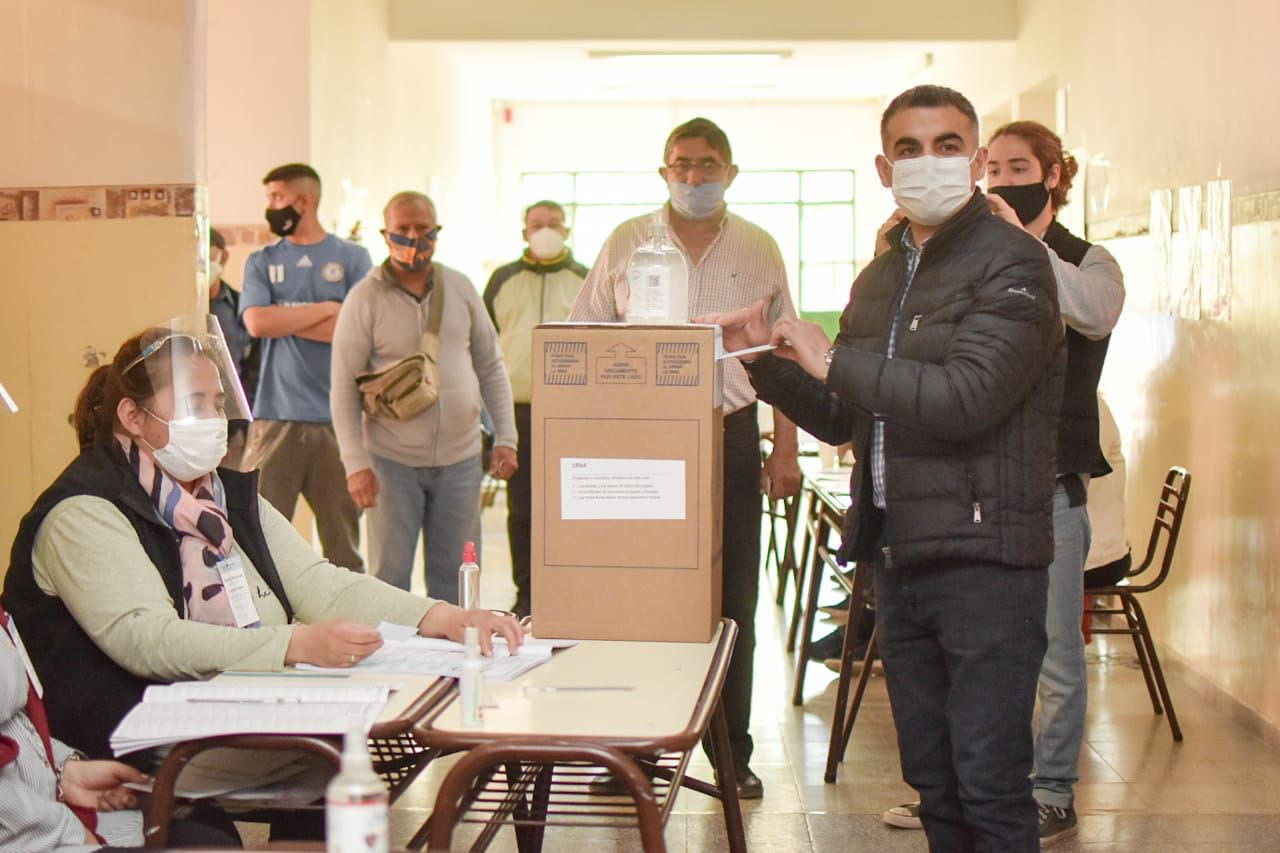 Fabián Gramajo emitió el voto y pidió a los vecinos expresarse en las urnas