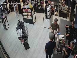 Mirá como robaban en un Shopping sanjuanino 