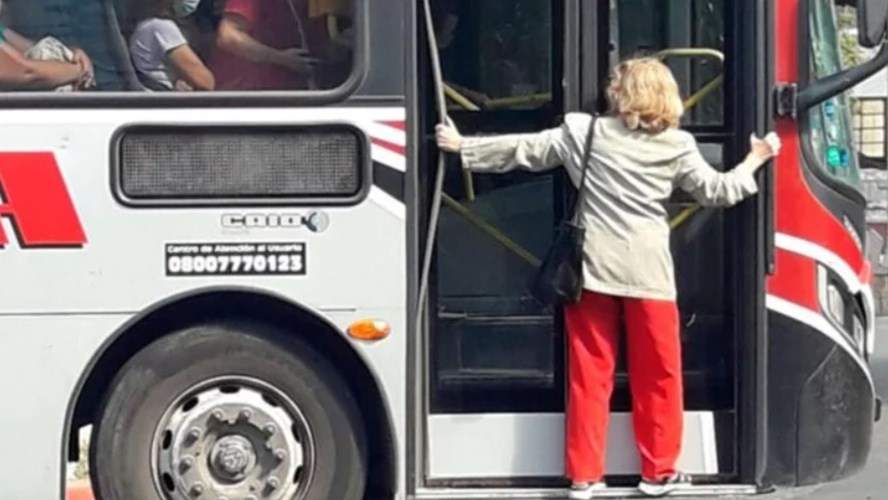 El chofer no le abrió la puerta y decidió viajar colgada 