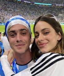 Tini llegó a Qatar para apoyar a De Paul: las imágenes y videos en el estadio