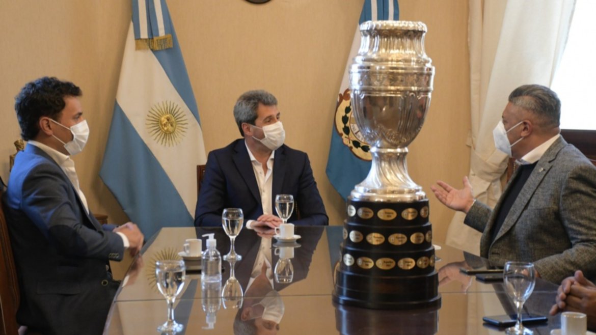 ¡Chiqui, traeme la copa! Tapia llegó a San Juan con el trofeo de América