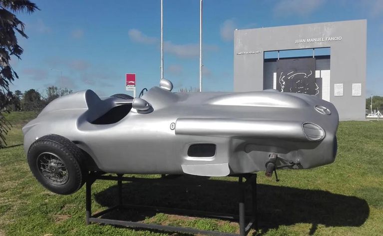 Lo que faltaba: ¿Se robaron las ruedas de la legandaria "Flecha de Plata" de Fangio?