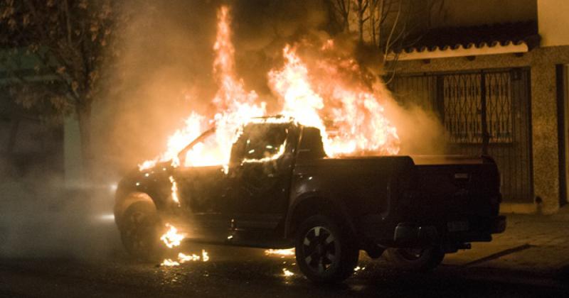 Una falla en la batería generó el incendio completo de una camioneta
