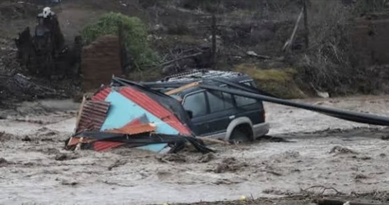 Impactante aluvión en Santiago de Chile: el agua y el barro arrastraron autos y colectivos