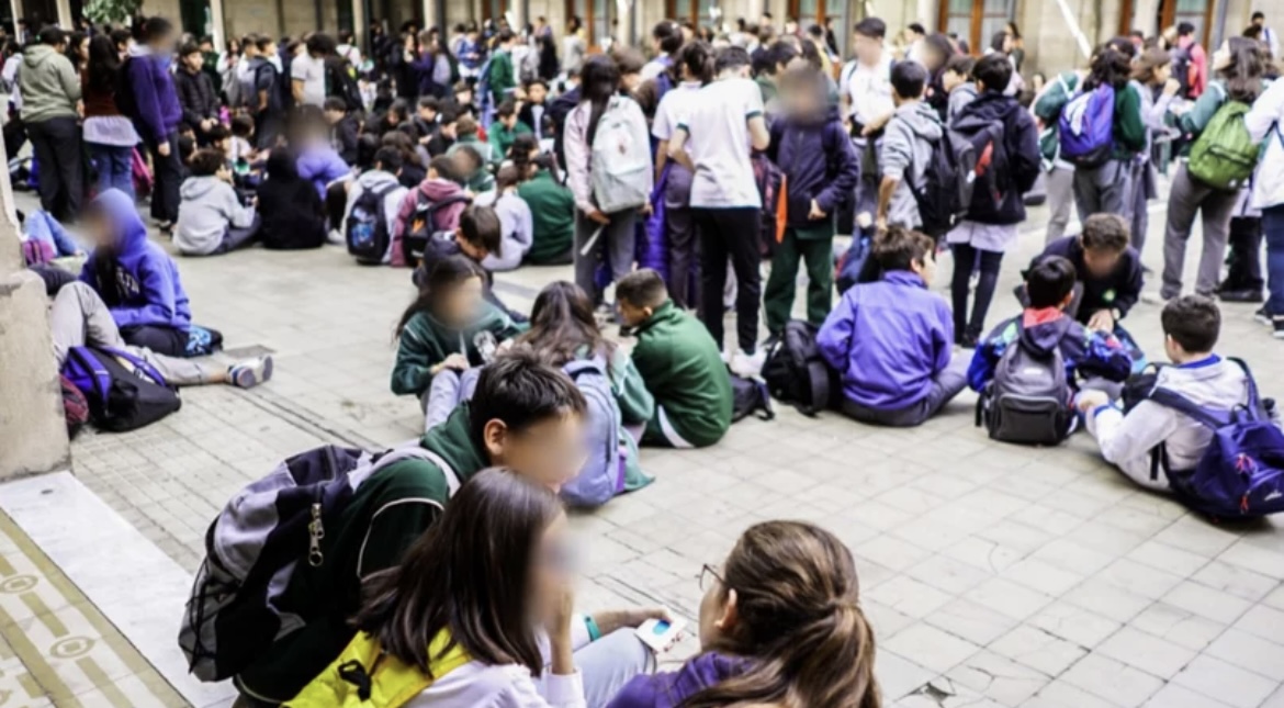Alumnos de la Normal Sarmiento reclamaron por problemas en los Baños 