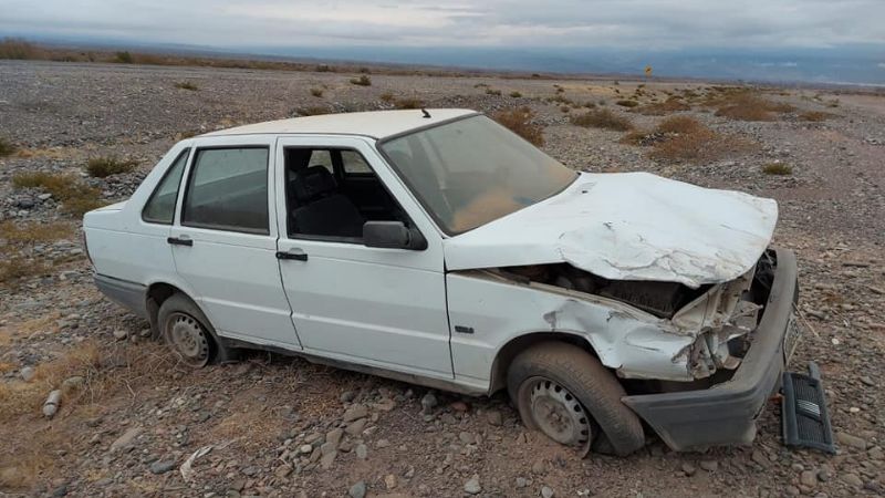 Una mujer perdió el control de su auto y volcó 