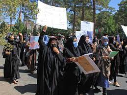 Los talibanes atacaron gases y  tiros al aire una nueva marcha de mujeres