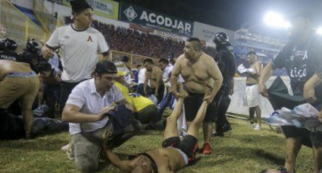 Tragedia en El Salvador: al menos 12 muertos por una avalancha en un estadio de fútbol