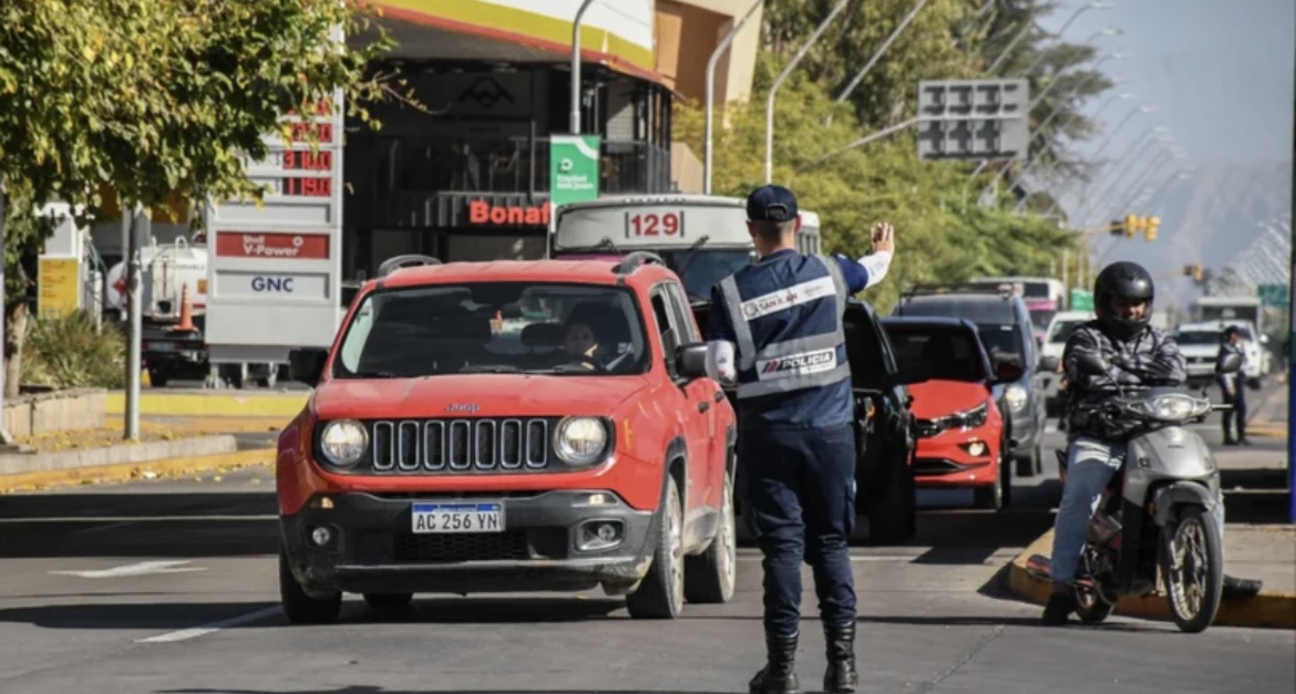 La PolicÃa sale a las calles a controlar los embotellamientos