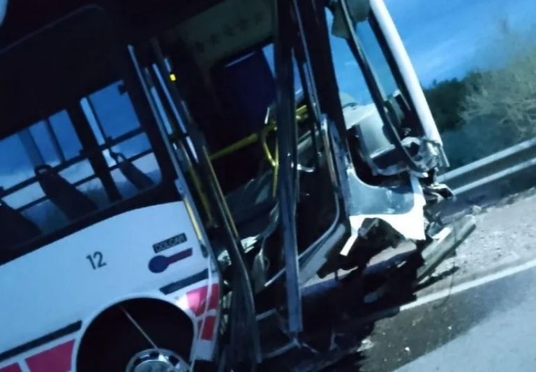 Chocó un auto contra un colectivo y un hombre resultó herido