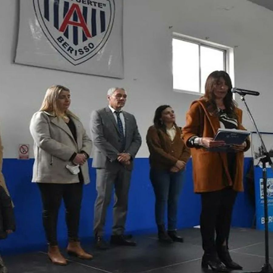 Abuchearon a una funcionaria de Educación que dio un discurso en idioma inclusivo