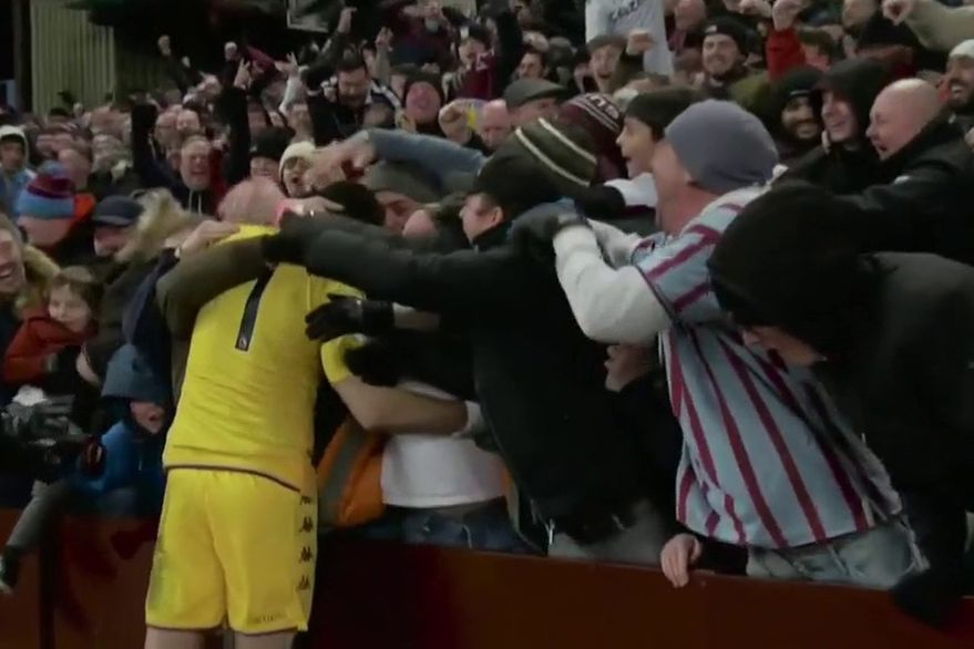 Un blooper, salvadas claves y el abrazo con los hinchas de Emiliano "Dibu" Martínez en el electrizante empate de su equipo por la Premier League