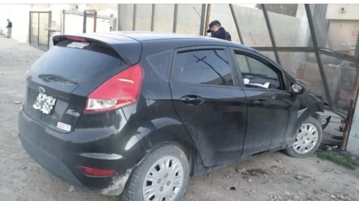 Un conductor borrachos chocó contra un portón 