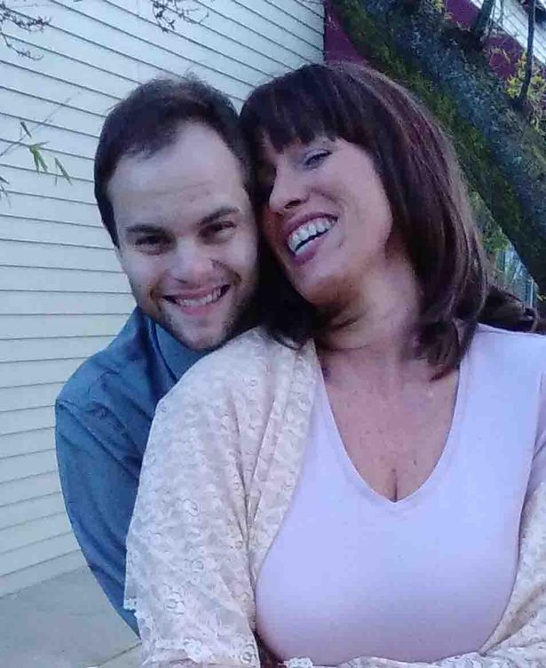 Lo dieron en adopción hace 35 años, se enamoró de su madre biológica y dejó a su esposa