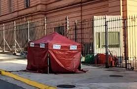 Murió una bebé en la puerta de la Casa Rosada: vivía en la calle con su familia