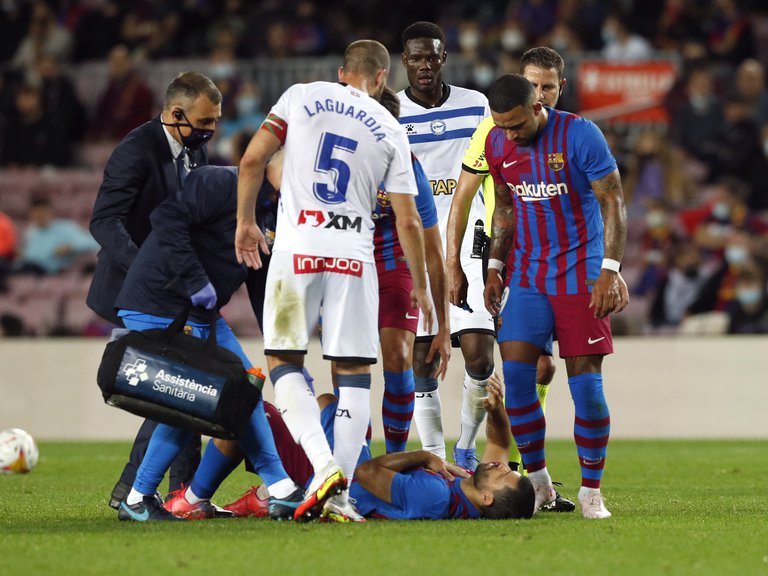 Preocupación por Kun Agüero en Barcelona: pidió el cambio tras un extraño gesto de dolor y fue trasladado al hospital