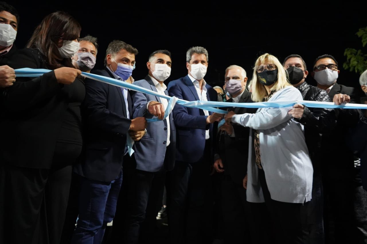 Chimbas inauguró la plaza Papa Francisco con una mega escultura