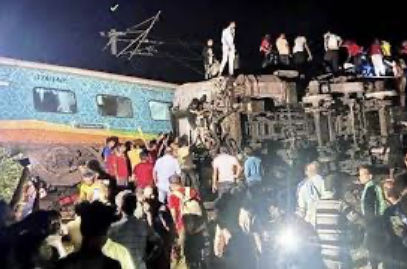 Al menos 120 muertos y más de 850 heridos tras un choque de trenes en India
