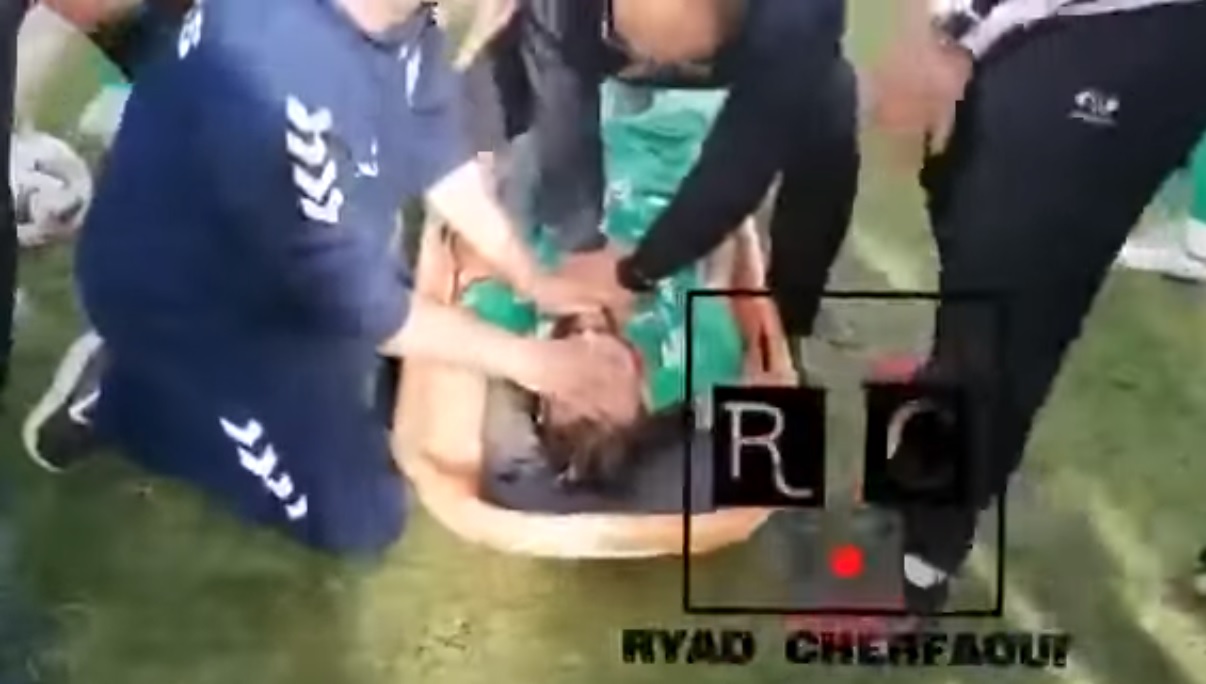 Tragedia en el fútbol: murió un jugador argelino en pleno partido por un golpe en la cabeza
