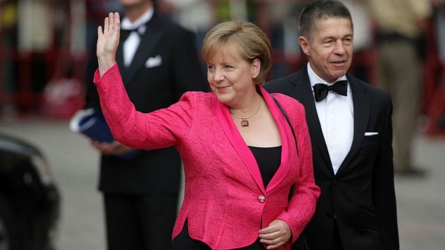 Le robaron a Angela Merkel mientras hacía las compras en un supermercado de Berlín