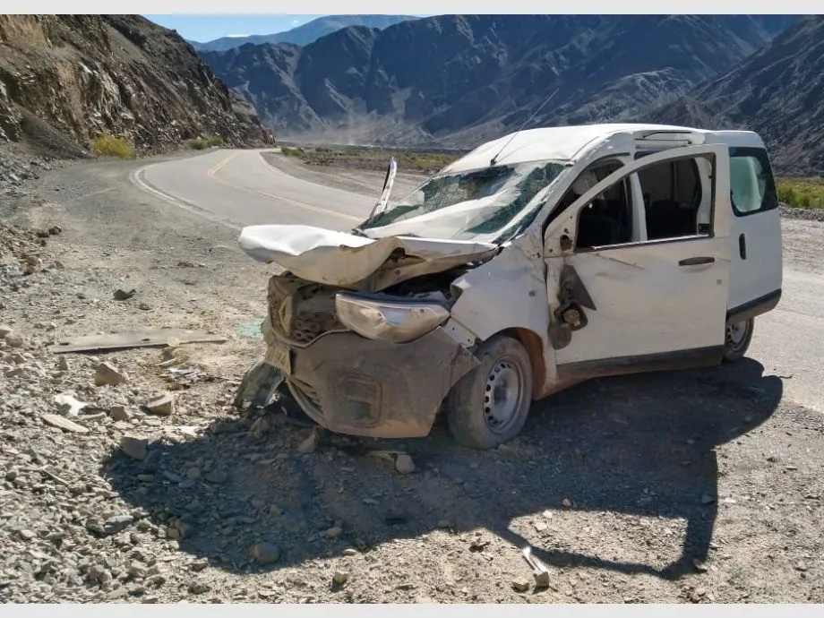 Perdió el control de una camioneta, chocó contra un cerro y están internados