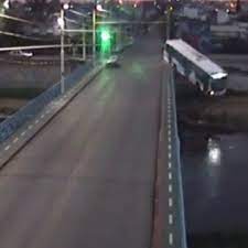 Video: un colectivo con pasajeros cayó desde un puente en Córdoba