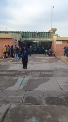 Pese al frío de la mañana, los primeros sanjuaninos cumplen con su derecho de votar
