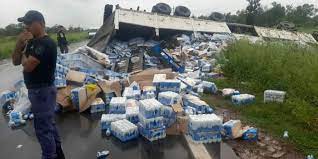 Volcó un camión que llevaba latas de cerveza y le saquearon todo el cargamento