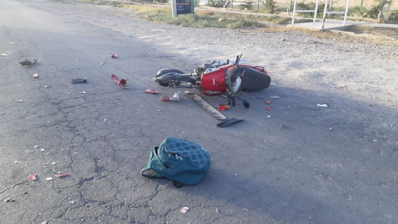Miércoles accidentado: un joven se estrelló contra un árbol 