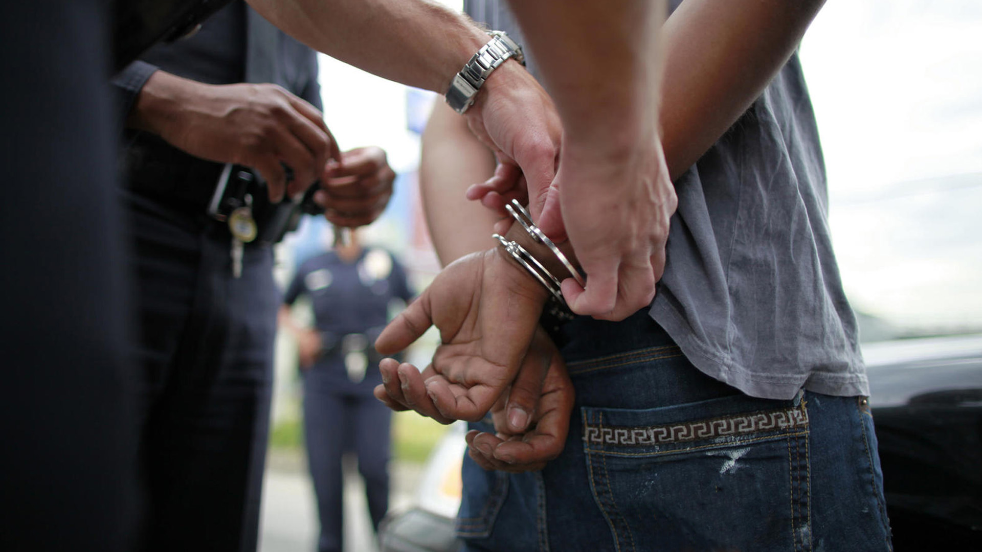 Trepó, robó alhajas y tarjetas, pero fue detenido