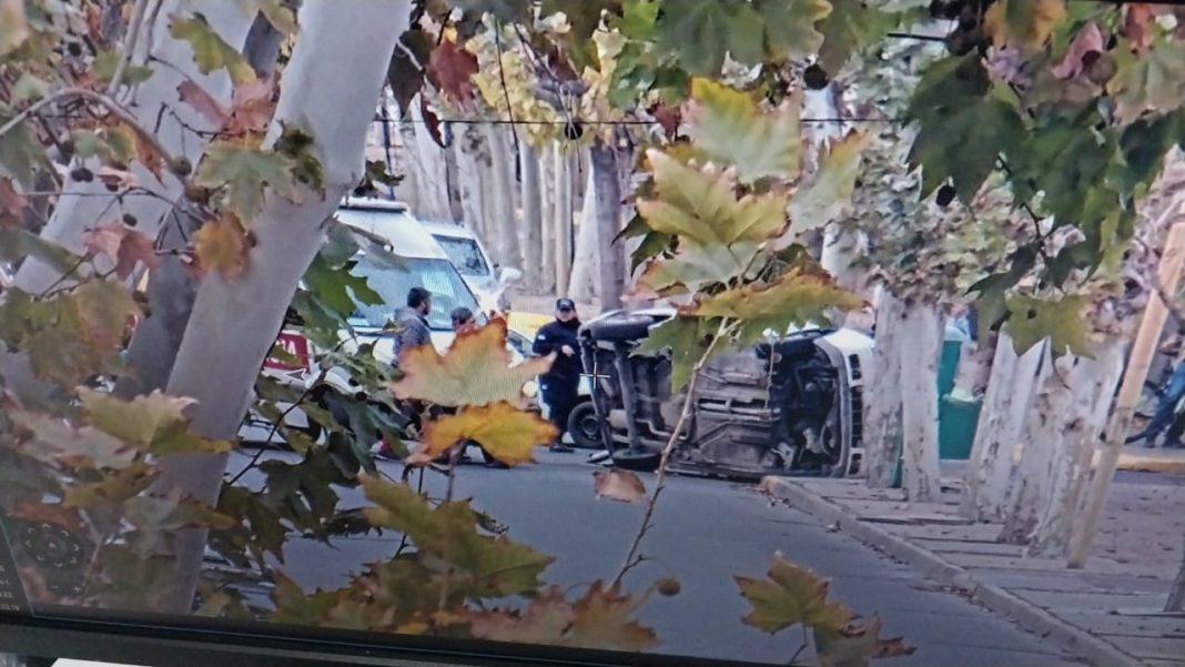 Un violento vuelco provoca revuelo en pleno centro