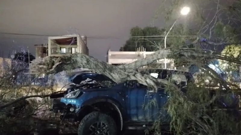 Chocó y la policía le encontró un arma y cocaína