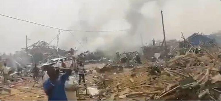 Un camión con explosivos tuvo un accidente y murieron 17 personas